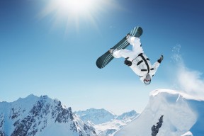 字母哥篮下强打无人能挡带领雄鹿连胜，字母哥5年2.28亿续约雄鹿