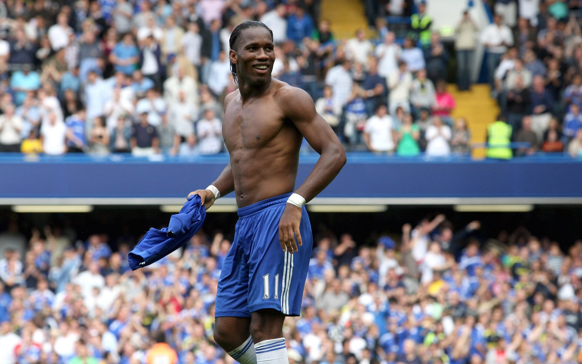 仰泳选手滑行段延长,技术动作顺畅,仰泳划水路线