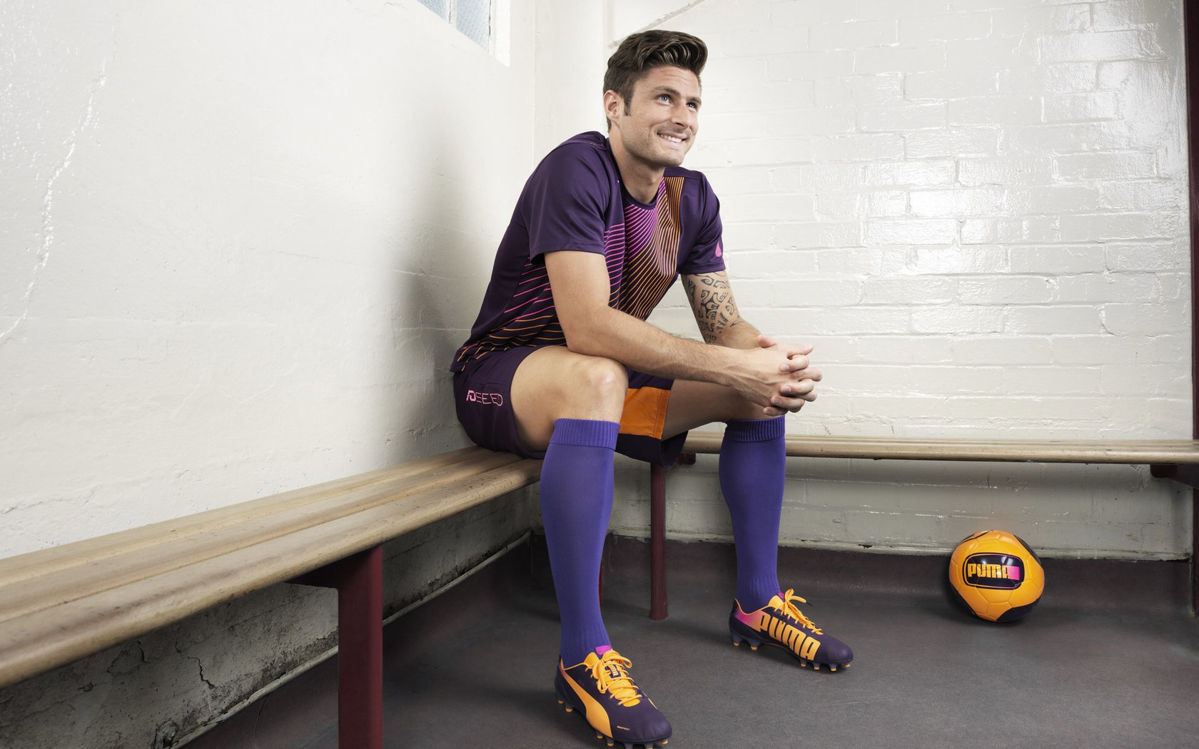 亚历克斯·格林伍德在橄榄球锦标赛中发挥出色,成为防守新星,亚历克斯-格林伍德